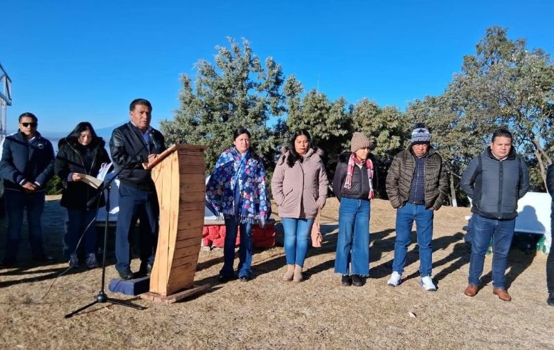 Xaloztoc conmemora el Día de la Bandera con acto cívico en el Cerro Tlacotzintzi